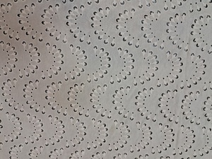 Tissu en coton blanc pur pour la confection de vêtements, avec motifs festonnés ajourés et tricot extensible pour un confort optimal, idéal pour les créateurs de mode. - Product Image 1