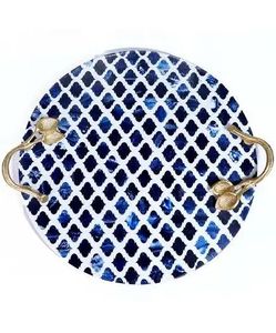 Conteneur alimentaire rond en bois laqué marocain avec poignées en laiton, motif bleu et blanc, finition polie, utilisation en cuisine, passe au lave-vaisselle - Product Image 1