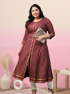 ชุดคุर्ตาทรงเอไลน์สีแดงเลือดหมูสำหรับผู้หญิง ผ้าเรยอนพิมพ์ลายบูติสีทอง คอทรงกลม แขนสามส่วน ออกแบบมาเพื่อการสวมใส่ลำลองสไตล์ชาติพันธุ์ทั่วโลก - Product Image 3