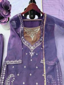 Ensemble Salwar Kameez traditionnel pour femme, couleur violette, broderie, dupatta, occasion mariage, style Inde Pakistan, tissu Simmer, doux - Product Image 5