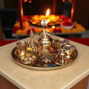 Ensemble de thali en laiton pour Puja avec lampe à huile Diya et tasses pour activités religieuses, design circulaire, matériau durable - Product Image 1