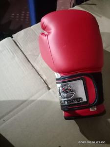 Guantes de boxeo con cordones de cuero PU profesionales diseñados con logotipo personalizado para equipo de protección para deportes de artes marciales al aire libre - Product Image 4