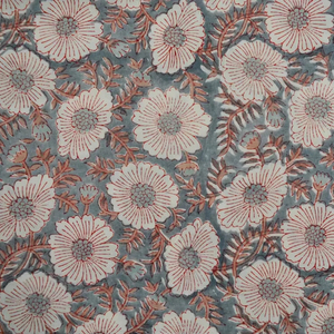 Tissu en coton imprimé à la main à motifs floraux bleu ciel et ivoire - Product Image 1