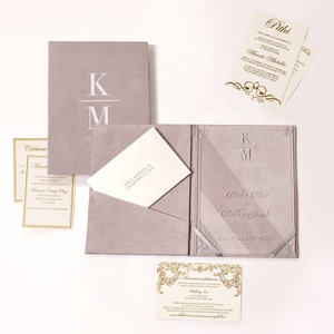 Porte-invitation de mariage en velours taupe, monogramme personnalisé, invitation en acrylique transparent, enveloppe pochette et inserts dorés - Product Image 3