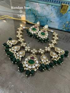 ชุดสร้อยคอเจ้าสาวแบบ Kundan ดีไซน์สวยหรู ประดับเพชรซิคอนระยิบระยับ เหมาะสำหรับผู้หญิงและเด็กผู้หญิงในงานแต่งงานและงานหมั้น - Product Image 2