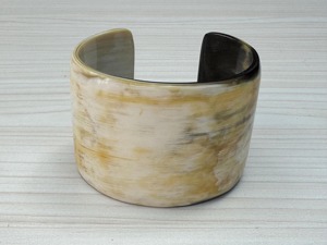 Bracelet artisanal en corne de buffle pour femme, nouveau design élégant pour mariage, couleur et design personnalisés. - Product Image 4