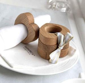 Anneaux de serviette en bois massif à finition lisse, design classique, écologiques et durables pour la décoration de table de fête et de mariage - Product Image 1