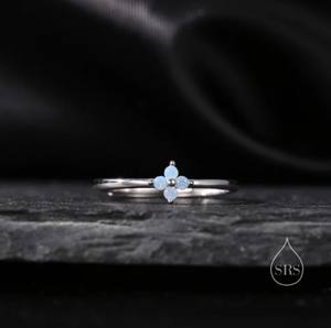 แหวนดอกไฮเดรนเยียสีน้ำเงินประดับเพชร CZ ดีไซน์มินิมอล ทำจากเงินแท้ ประดับคริสตัลสี่ดอก แหวนเพชร CZ ขนาดเล็ก ปรับขนาดได้ - Product Image 4