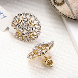 ต่างหูเพชรแท้ทรงกลมแบบกลุ่มลายดอกไม้ ทองคำแท้ 14K แบบเกลียวหลัง สำหรับขายส่ง เครื่องประดับชั้นดี Memoria Jewels - Product Image 4