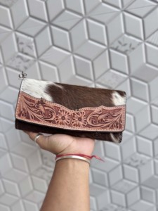 Nouvel Arrivage Portefeuille en Cuir de Vachette Gravé à la Main Multi-usages Style Western, Pochette Téléphone et Porte-cartes - Product Image 1