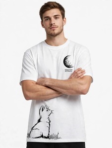 เสื้อยืดคอกลมแขนสั้นสีขาวสำหรับผู้ชายของโอเน็น อาร์แพร์เนลพร้อมลายพิมพ์แมวและพระจันทร์ - Product Image 4