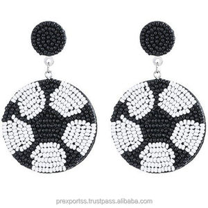 ต่างหูห่วงประดับลูกปัดรูปลูกฟุตบอลทำมือ ทองเหลืองประดับเพชรซิคอน น่ารัก ขนาดสั่งทำได้ ปักลายสำหรับงานปาร์ตี้ สำหรับผู้หญิง สาวๆ ขายส่ง ของขวัญ เครื่องประดับ - Product Image 1