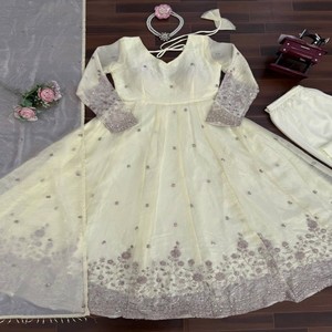 Conjunto Anarkali de Seda Elegante VASTRA COTTAGE con Pantalón de Algodón con Bordado de Lentejuelas y Dupatta Bordada, Ropa Festiva para Bodas para Mujer - Product Image 5