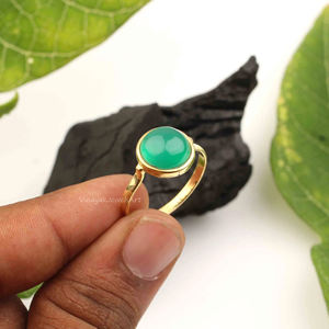 Anillo de Plata de Ley 925 de 10 mm con Baño de Oro de 18K y Ónix Verde en Engaste para Bodas y Fiestas - Product Image 1