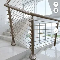 Rampe d'escalier moderne en aluminium pour hôtel et villa, avec câbles horizontaux, poteaux polis, main courante, conception de sécurité pour escalier intérieur, résistant à l'eau