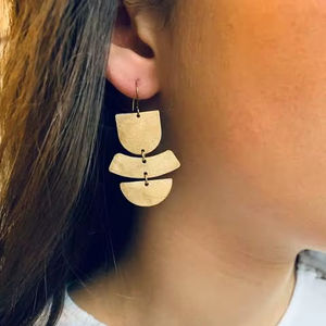 Pendientes de latón hechos a mano con diseño premium, joyería ecológica, accesorios étnicos - Product Image 1