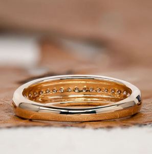 Anillo de Eternidad con Moissanita de Corte Brillante, Engaste Geométrico, Plata de Ley 925 Bañada en Oro, Apilable, para Aniversario de Bodas - Product Image 2