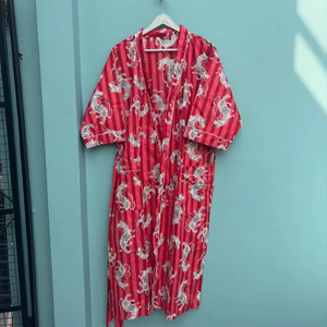 Robe kimono en coton rouge à motifs floraux pour femme, peignoir doux et confortable pour la détente - Product Image 1