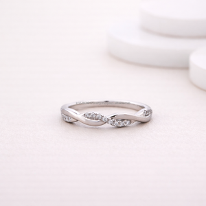 Anillo de Compromiso de Moissanita Elegante en Oferta para Mujer, con un Hermoso Estilo Nupcial y un Encanto Duradero, Disponible a un Precio Competitivo - Product Image 2