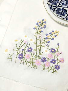 ผ้าปูโต๊ะปักลายดอกไม้สีขาวสไตล์โมเดิร์นสั่งทำขายส่ง คุณภาพสูง งานฝีมือปักลายดอกไม้ ซักได้ ทนทาน เหมาะสำหรับใช้ในบ้าน - Product Image 2