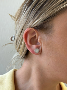 Boucles d'oreilles clous en or jaune 14 carats plaqué rhodium, forme goutte d'eau vintage, avec perle d'eau douce et halo serti griffe de 0,60 carat - Product Image 4