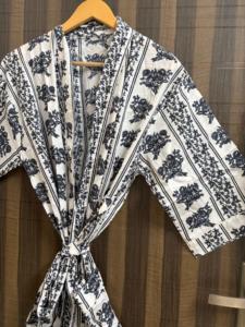 Bata Kimono de Verano Ligera y Transpirable para Mujer, con Cuello en V, Borde Negro, Estampado Floral y Cierre con Cordón, Ideal para Descansar - Product Image 2