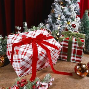 Rollo de Papel de Regalo Navideño Reversible con Diseño Clásico de Tartán Rojo y Blanco para Fiestas Invernales, 17 Pulgadas - Product Image 2