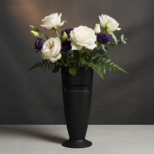 Vase à fleurs moderne noir mat avec une base en piédestal évasée, un corps conique élancé et des détails horizontaux encastrés pour la décoration - Product Image 2