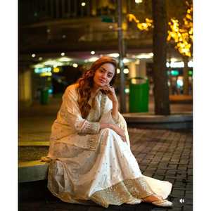 Beau haut pour femme-Ensemble Lehenga et Dupatta avec broderie séquentielle - Product Image 3