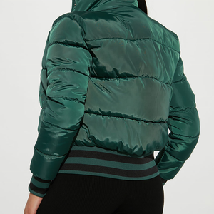 Veste matelassée d'hiver pour femme, sur mesure, verte, col montant, manches longues, couleur unie, fermeture boutonnée, courte, style doudoune, vente en gros - Product Image 2