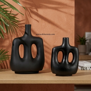 Vase Hoyo S noir mat en argile terracotta, abstrait, à double poignée, fait main, en céramique sculpturale, vente en gros - Product Image 4