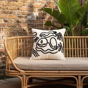 Coussin carré en coton le plus vendu avec broderie noire de dessin animé, design minimaliste, housse lavable - Product Image 5