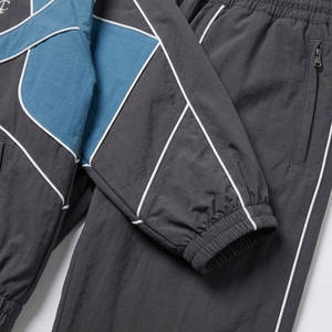 Conjunto de Chaqueta y Pantalones Deportivos Impermeables con Capucha para Hombre, Diseño Personalizado OEM, Estampado Reflectante, Estilo Casual para Exteriores - Product Image 4