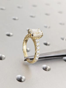 Bague de fiançailles AMBER JEWELS en moissanite taille émeraude et perle d'eau douce, plaqué or argenté, sertie de griffes, bande pavée, pour femme, style hip-hop - Product Image 3