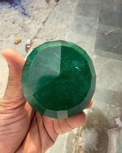 Esmeralda verde calentada, tallada redonda, de gran tamaño, verde intenso, pulida, facetada, tipo cabujón, para la fabricación de joyas y decoración. - Product Image 3