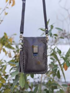 Sac bandoulière en cuir de vachette à poils, sculpté à la main, avec pierre turquoise, petit format, pochette pour téléphone et sac à main, pochette de poignet - Product Image 3