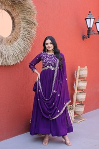 Collection de robes de créateur élégantes à double teinte, rouge et violet, brodées, fluides, longues jusqu'au sol, pour fêtes ethniques et mariages - Product Image 2