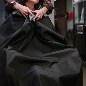 Cape de barbier en polyester imperméable de haute qualité, confortable, couleurs et tailles personnalisables, conçue pour les professionnels de la coiffure - Product Image 5