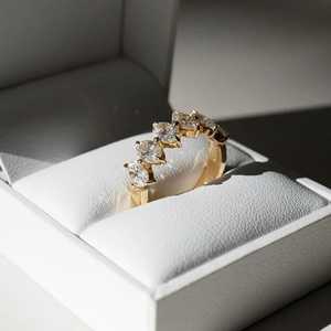 Anillo de compromiso de oro macizo de 14K con seis diamantes ovalados cultivados en laboratorio, estilo moderno, joyería fina para novia - Product Image 3
