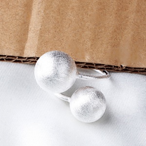 Vente en gros d'anneaux ajustables en argent sterling 925 massif, à double boule, texturés et brossés, bijoux fins, Memoria Jewels - Product Image 5