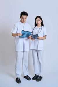 เสื้อกาวน์แพทย์มืออาชีพ FMF สำหรับพยาบาล ทนทาน ใช้ได้ทั้งชายและหญิง ผลิตจากโพลีเอสเตอร์ถัก พร้อมอุปกรณ์ตรวจจับเข็ม ผลิตในเวียดนาม - Product Image 2