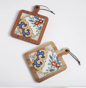 Bandejas rectangulares de madera oscura con arte de azulejos turcos con motivos de tulipanes. Disponible a precios de mayorista. - Product Image 1