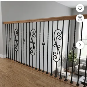 Rampe de balcon élégante en fer forgé noir avec main courante en bois et motif décoratif en volutes pour une utilisation en décoration intérieure moderne - Product Image 3