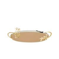 Plateau de service rectangulaire de luxe moderne en métal artisanal écologique avec poignées en feuille d'anémone argentée et dorée et pierres de quartz rose