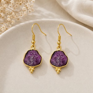 Boucles d'oreilles pendantes en rubis brut naturel – Pierre précieuse rouge plaquée or, pierre de naissance de septembre, bijoux de mode - Product Image 1