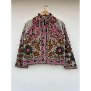 Chaqueta de mujer de terciopelo Suzani de invierno, bordada a mano, reversible, con cierre de botones y calefactable. - Product Image 1