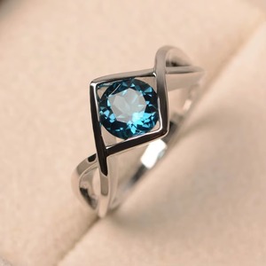 Anillo Geométrico de Plata 925 para Mujer con Topacio Azul Corte Princesa, Engaste en Bisel, Estilo Minimalista, Anillo de Compromiso - Product Image 4