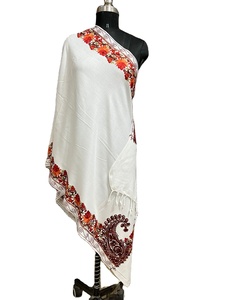 Silencieux brodés en laine de cachemire pur décorés de longs lacets en laine et de produits artisanaux d'Inde - Product Image 3