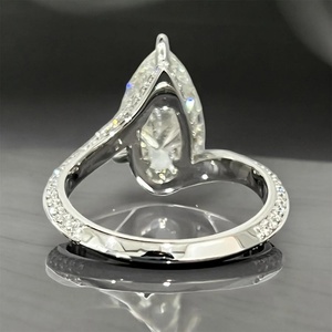 Exquisito Anillo de Compromiso con Diamante Corte Pera en Oro Blanco, Banda con Pavé de Diamantes, Elegante Anillo de Boda o Aniversario - Product Image 4