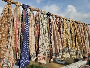 Sarong indien en coton fait main avec imprimé au bloc et détails Zari, paréo de plage pour femme, sarong en coton premium imprimé au bloc - Product Image 1
